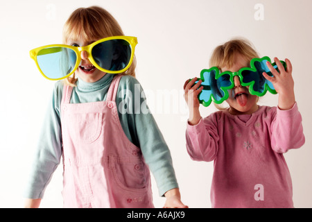 zwei Mädchen im Witz Sonnenbrille Brille Kinder Spaß spielerisch Flickschusterei Stockfoto