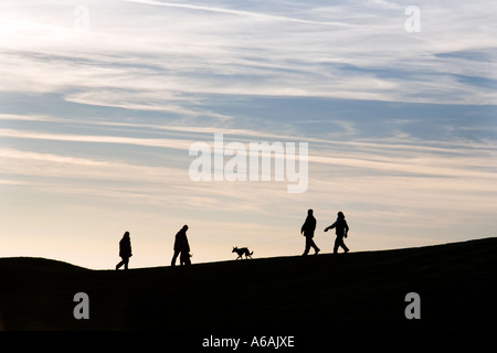 Wanderer-Silhouette auf die Malvern Hills in Worcestershire UK im Winter Stockfoto