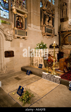 Das Grab von William Shakespeare in der Holy Trinity Church in Stratford-upon-Avon UK er ist neben seiner Frau Anne beigesetzt. Stockfoto