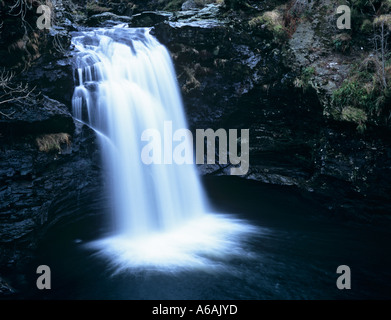 FÄLLT der FALLOCH Wasserfall, Rob Roys Badewanne am Fluss Falloch.  Crianlarich Stirling Scotland UK Stockfoto