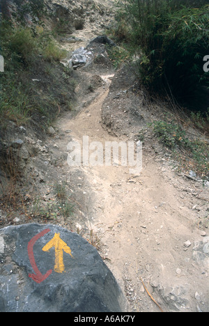 China, Yunnan, Tigersprung-Schlucht, Pfeile markieren schmaler, trocken, obere Pfad auf beliebte Wanderung durch die Schlucht Stockfoto