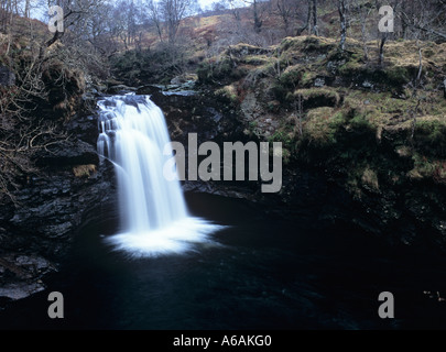 FÄLLT der FALLOCH 10 Meter hohen Wasserfall in Rob Roys Badewanne am Fluss Falloch.  Crianlarich Stirling Scotland UK Stockfoto