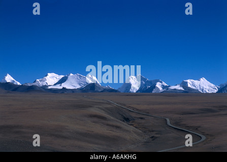 China, Tibet, Friendship Highway, Wicklung über Plateau nach Nepal, schneebedeckten Bergkette am Horizont Stockfoto