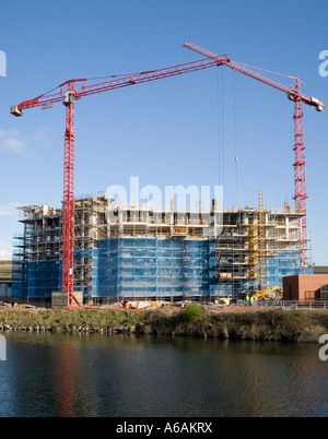 Bau des Wohnhauses am Fluss Taff Cardiff Wales UK Stockfoto