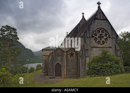 Glenfinnan römische katholische Pfarrkirche auf dem Weg zu den Inseln in Lochaber mit Blick auf Loch Shiel Highlands Schottland Stockfoto