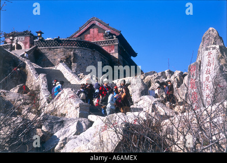 China, Shandong, Tai Shan (ruhige Berg), Yuhuang Miao, Besucher auf steilen Stufen Jade Kaiser Tempel, niedrigen Winkel Ansicht Stockfoto