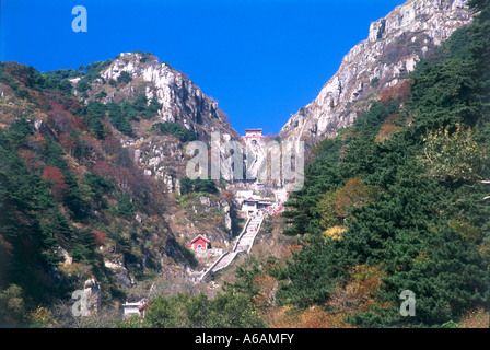 China, Shandong, Tai Shan (ruhige Berg), Shiba Pan, steilen Weg von achtzehn biegt von Zhong Tian Men sichtbar Stockfoto