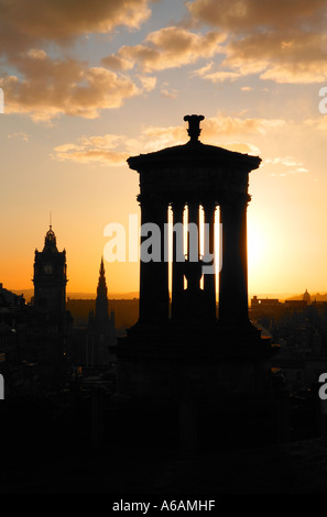 Sonnenuntergang über eine Silhouette der Stadt Edinburgh mit Dugald Stewart Monument und das Balmoral Hotel vom Calton Hill Stockfoto