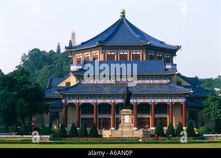 China, Guangdong, Guangzhou, Sun Yat Sen Memorial Hall, traditionellen Fassade Struktur mit blauen Ziegeldach, Statue Stockfoto