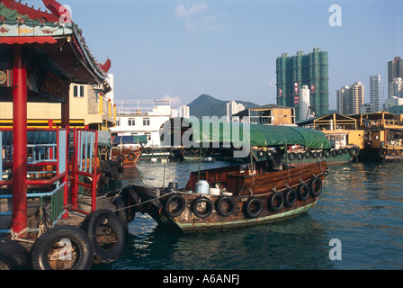 China, Hong Kong Island, Aberdeen, traditionellen Fischerboot im belebten Hafen festgemacht Stockfoto