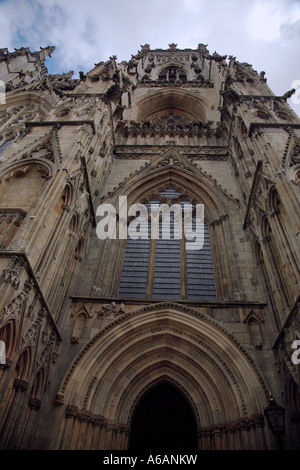 York Minster Tür Ansicht von unten gegen einen grauen Himmel Stockfoto