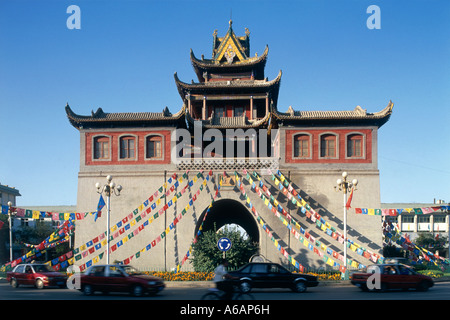 China, Ningxia, Yinchuan, Gulou (Drum Tower), Jiefang Jie, Raditional Chinaturm in Lao Cheng (Altstadt), Pavillon auf Stockfoto