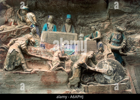 China, Sichuan, Dazu, Baoding Shan, buddhistische Hölle, Buddha und Bodhisattvas Blick hinunter auf betrunkene Sünder Stockfoto