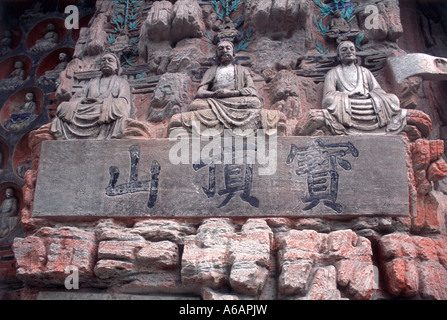 China, Sichuan, Dazu, Baoding Shan, Höhle 4, drei Weisen, drei heitere Figuren sitzen im ewigen Betrachtung des Lebens, das unendliche Stockfoto