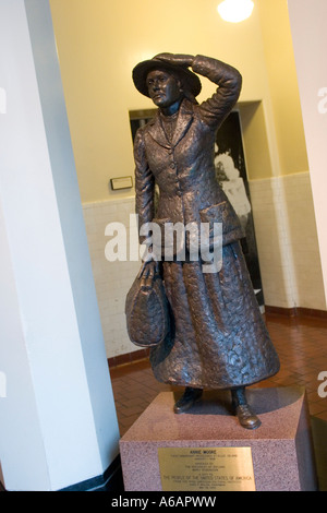 Statue des 15 Jahre alten Irin, Annie Moore, erste Einwanderer auf Ellis Island, 1892 NY New York State uns USA verarbeitet Stockfoto