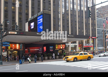 Penn Station und Madison Square Garden, Seventh Avenue New York City New York USA Yellow Cab Zebrastreifen Stockfoto