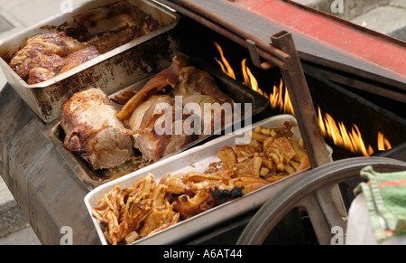 prepairing Essen unter freiem Himmel bei einem traditionellen englischen Metzgete Stockfoto