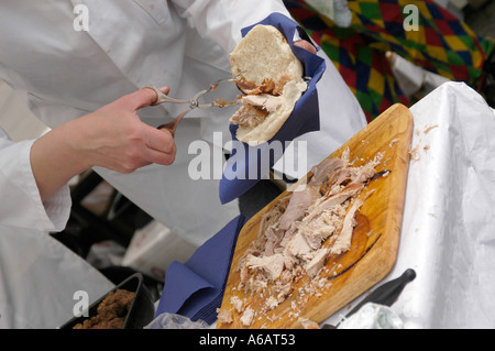 prepairing Essen unter freiem Himmel bei einem traditionellen englischen Metzgete Stockfoto