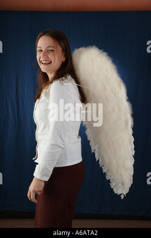 junge Frau stellt sich als ein Engel im Studio DCSA 2110 Stockfoto