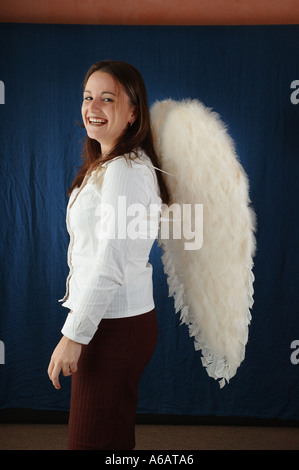 junge Frau stellt sich als ein Engel im Studio DCSA 2112 Stockfoto