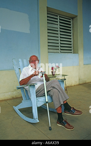 Mann saß in einem Schaukelstuhl auf seiner Veranda in Vinales, Kuba Stockfoto