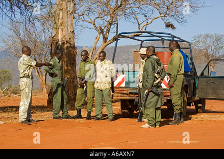 Aufseher briefing anti-Wilderei patrouillieren Ngulia Rhino Sanctuary Tsavo West Nationalpark Kenia Stockfoto