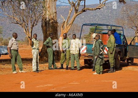 Aufseher briefing Antipoaching Patrouille Ngulia Rhino Sanctuary Tsavo West Nationalpark Kenia Stockfoto