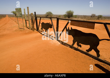 Rhino-Ausschnitte auf Eingang Gatter Ngulia Black Nashornschutzgebiet Tsavo West-Kenia Stockfoto