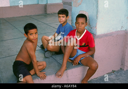 Jungs spielen in der Straße in Cienfuegos, Kuba Stockfoto