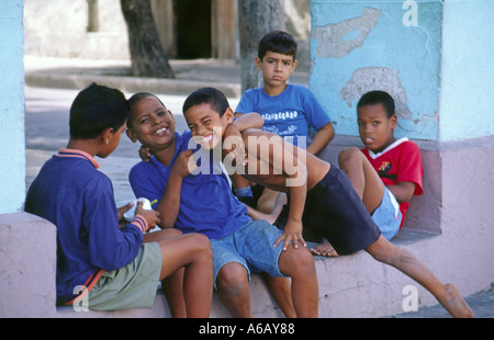 Jungs spielen in der Straße in Cienfuegos, Kuba Stockfoto