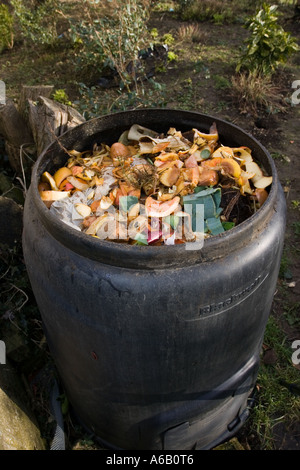 Vielfalt der Küche Abfälle einschließlich Gemüse Peelings Papier und Obst in Top aus schwarzem Kunststoff Kompostierung bin Stockfoto