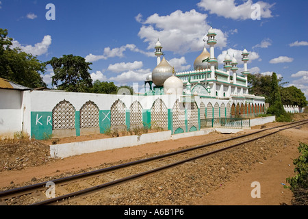 Reich verzierte islamischen Moschee in der Nähe neben Mombasa, Nairobi Bahnstrecke an der Makinnon Road in der Nähe von Voi Kenia Stockfoto