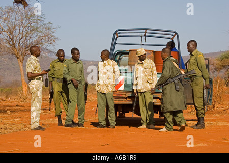 Aufseher Briefing Rangers verlassen Antipoaching Fuß Patrouille im Ngulia Rhino Sanctuary Tsavo West Nationalpark Kenia Afrika Stockfoto