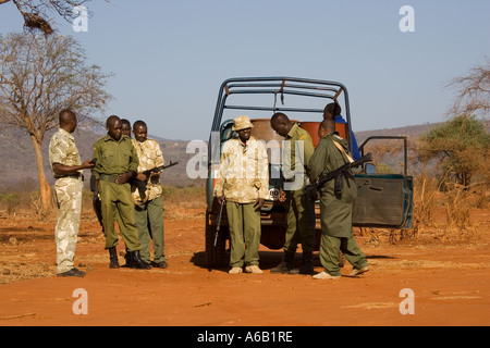 Aufseher Briefing Rangers verlassen Fuß Patrouille im Ngulia Rhino Sanctuary Tsavo West Nationalpark Kenia Afrika Stockfoto