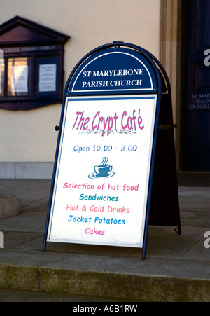 Zeichen für die Krypta Cafe at St. Marylebone Pfarrkirche. London Stockfoto