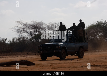 Ranger am Fahrzeug patrouillieren im frühen Morgen in die Ngulia Rhino Sanctuary Tsavo West Nationalpark Kenia Afrika Stockfoto