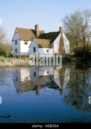 Willy Lotts Dedham Vale Cottage ein altes Haus am Fluss Stour in Flatford in John Constable 1821 Heu Wain Malerei Suffolk East Anglia England England Stockfoto