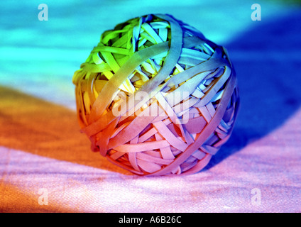 Elastische Bänder farbenfrohes Foto des Balls als Konzeptbild, z. B. das Zusammenfügen von Bürobeziehungen, dehnen die Fantasie aus England Großbritannien Stockfoto