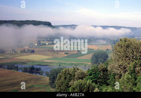 Wolken aus niedrigem Nebel über der Ackerlandschaft über dem Tal der Dordogne in der Nähe der Gemeinde Domme in Nouvelle-Aquitaine im Südwesten Frankreichs Stockfoto