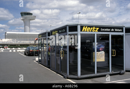 Hertz Autovermietung Business Office 1998 Ansicht am internationalen Flughafen Bordeaux mit französischem Flugzeugverkehrskontrollturm Mérignac Gironde Frankreich Stockfoto