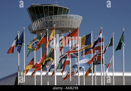 Der Kontrollturm am internationalen Flughafen Bordeaux kontrolliert den Luftraum von südwestfranzösischen Nationalflaggen am Tag des blauen Himmels in der Gemeinde Mérignac EU Stockfoto