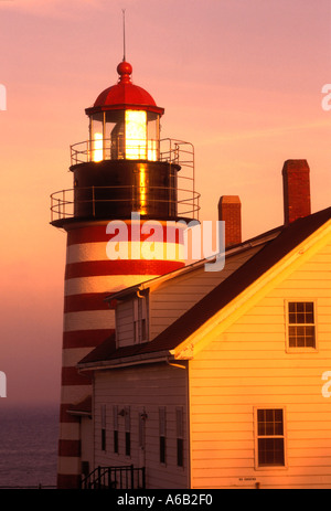 Leuchtturm bei Sonnenuntergang West Quoddy Head Lubec Maine Stockfoto