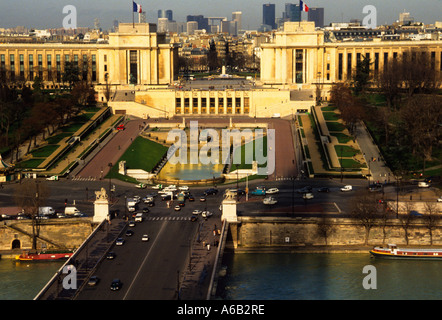 Paris das Palais de Chaillot Trocadero vom Eiffelturm. Art déco-Gebäude. Schatten des Eiffelturms auf dem Boden. Frankreich, Europa Stockfoto