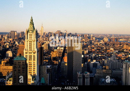 New York City das Woolworth Building und Lower Manhattan an der Dämmerung NYC USA Stockfoto