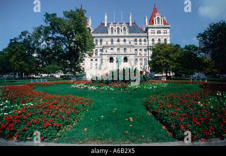 Albany, New York. Das Capitol Building die Hauptstadt des Bundesstaates New York. Blick auf den Garten des historischen, denkmalgeschützten Gebäudes aus dem 19.. Jahrhundert. Stockfoto