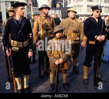 Soldaten: Junger Junge, junge Männer und alte Männer, gekleidet in Uniformen des Ersten Weltkriegs für die Veterans Day Parade, Militärparade zum Waffenstillstandstag, New York City, USA Stockfoto