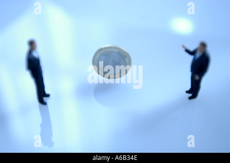 Miniatur Business Men Figuren Dinge im Zusammenhang mit Finanzen zu diskutieren. Stockfoto