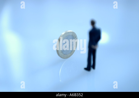 Miniatur Business Men Figuren Dinge im Zusammenhang mit Finanzen zu diskutieren. Stockfoto