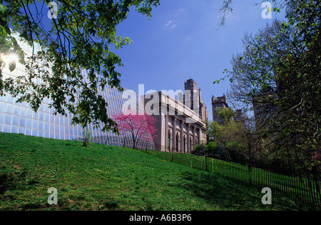 Metropolitan Museum of Art, Glasfassade im Süden. Erbaut von Roche-Dinkeloo. Im Frühling vom Central Park aus gesehen. New York City, USA Stockfoto