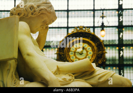 Paris Left Bank Musee d'Orsay Innenuhr und Skulptur. Ehemaliger Bahnhof Gare d'Orsay. Ufer der seine UNESCO-Weltkulturerbe. Frankreich Stockfoto